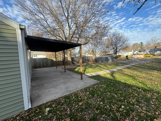 Building Photo - 218 S Oak St