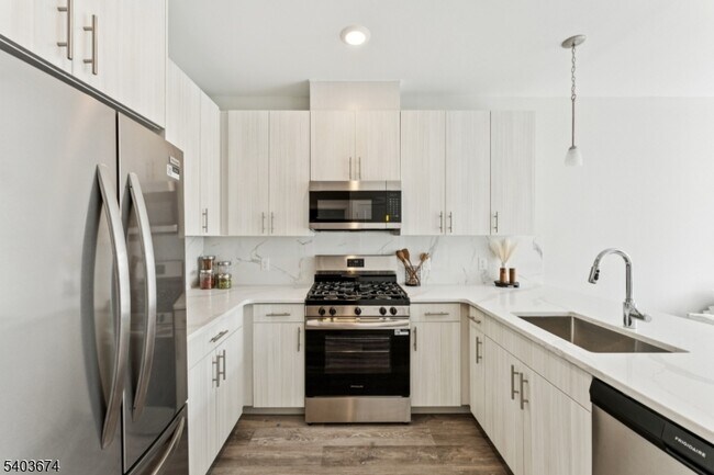 Building Photo - 140 W Webster Ave