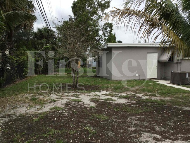 Building Photo - 1121 NW 23rd Terrace