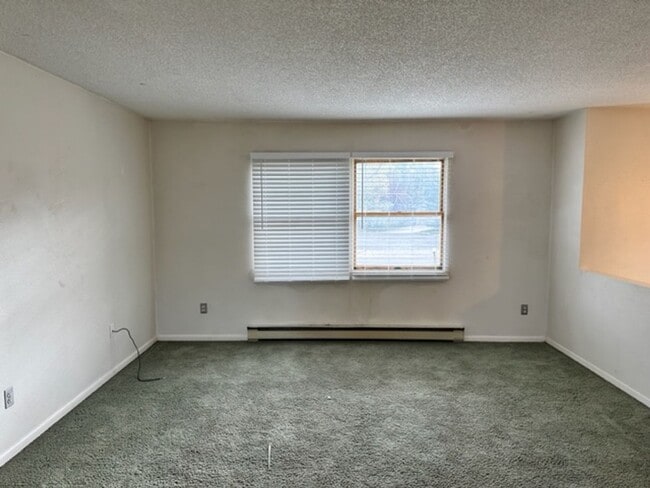 Building Photo - Spacious 6BD 2BA House