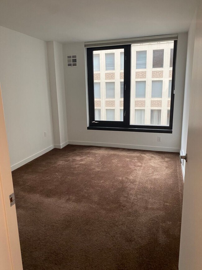 Building Photo - 1BR/1BA 837sqft! Condo! Parking! Laundry! ...
