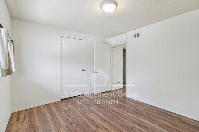 Building Photo - 408 Ira Ave