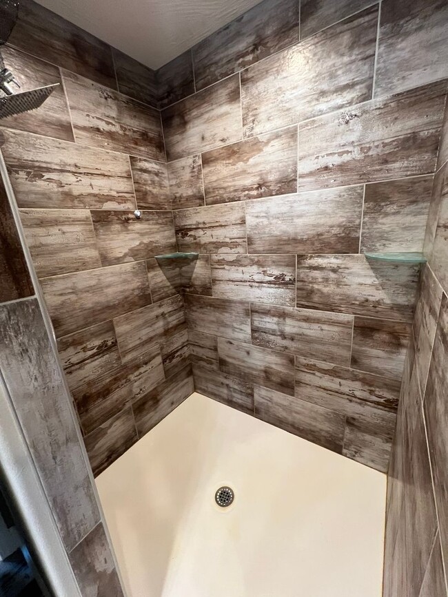 Building Photo - 4 Bedroom | 2 Bathroom | 3 Car Garage| Springfield MO | Fire Place | Covered patio!