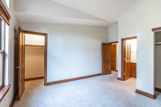 Building Photo - 85 Chestnut Ln