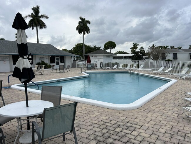 Building Photo - 12375 S Military Trl