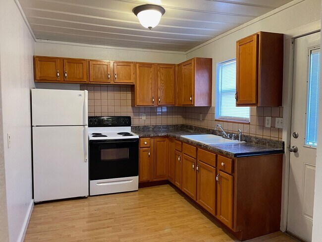 Building Photo - Adorable 3 Bedroom Home