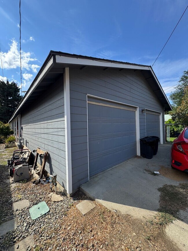 Building Photo - 404 Ruby St