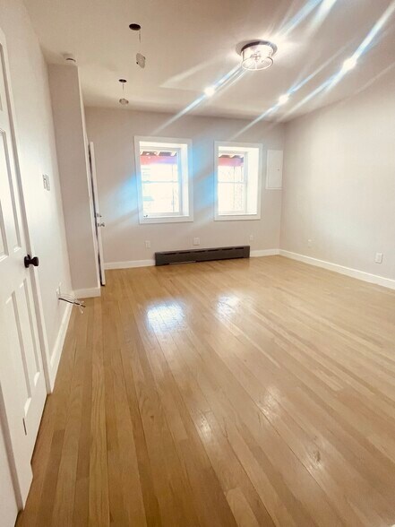 Building Photo - 25 Graves St