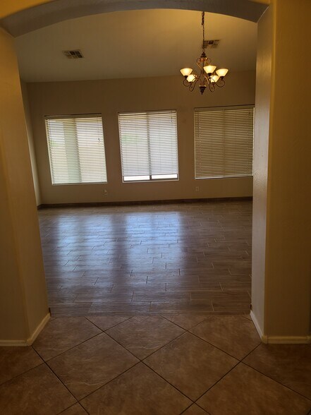 Building Photo - 3233 E Blue Ridge Way
