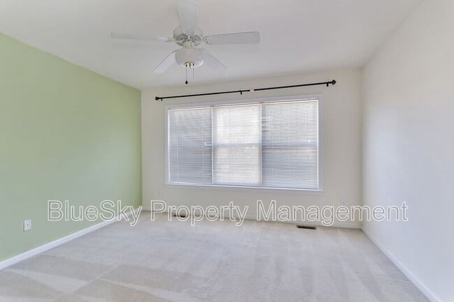 Building Photo - 221 Buttercup Ln