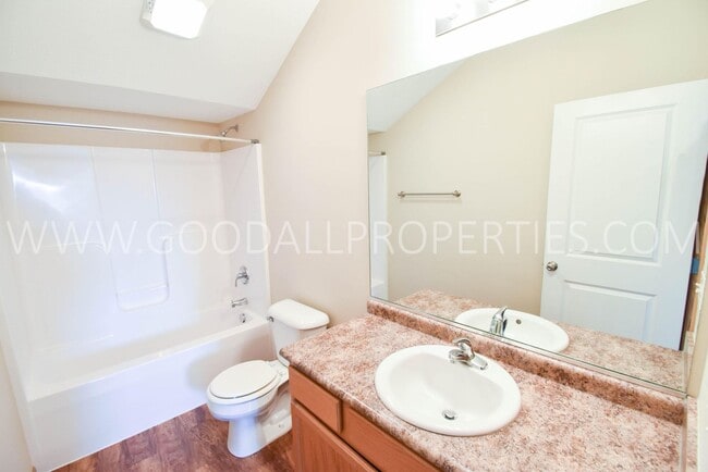 Building Photo - Spacious 3 Bedroom townhome with loft in Urbandale