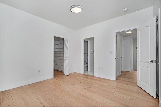 Building Photo - 1135 Asturia Ave