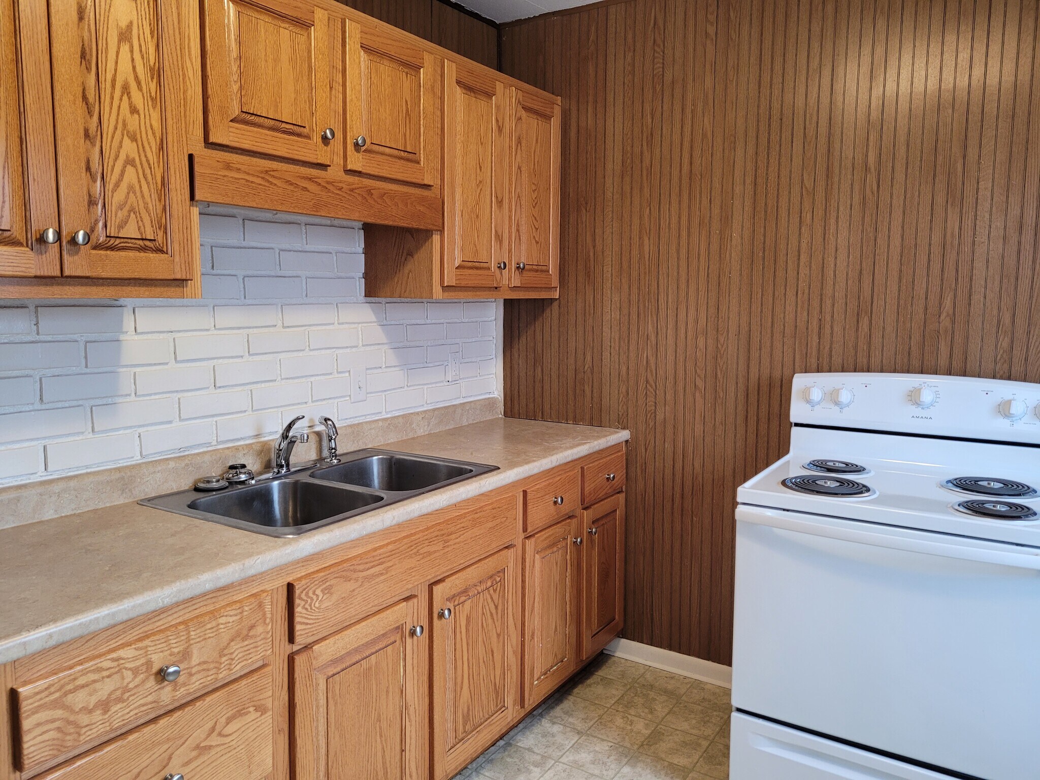 Kitchen - 530 W 10th St N