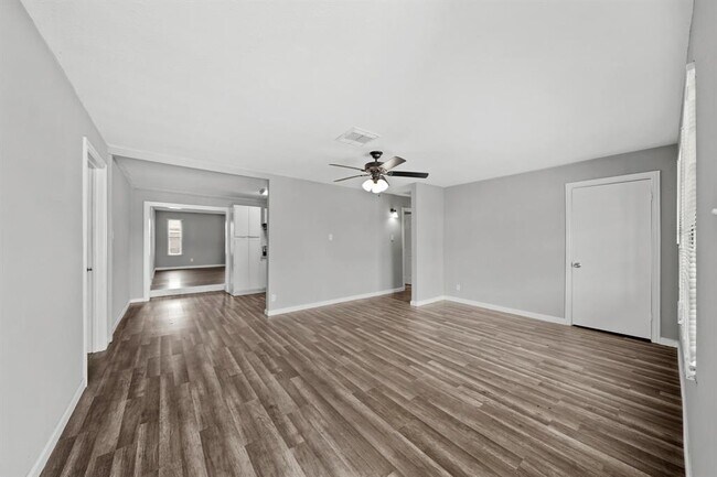 Building Photo - 706 W 12th St