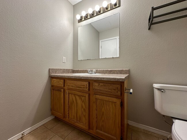 Building Photo - Gorgeously Updated 3 Bed 2 Bath 2 Car Garage