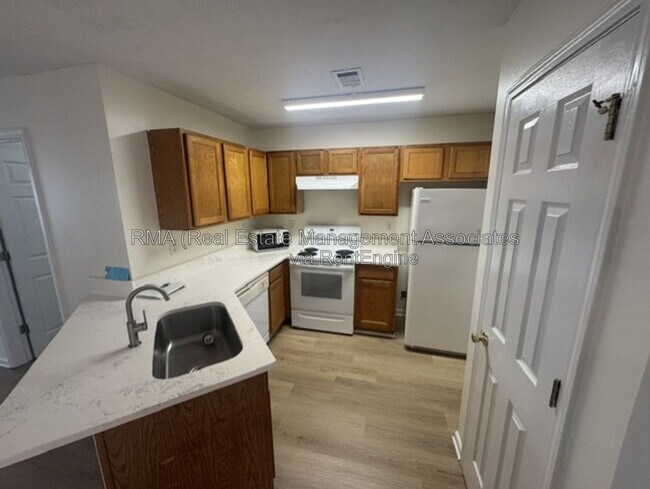 Building Photo - 1330 Labonte Pkwy