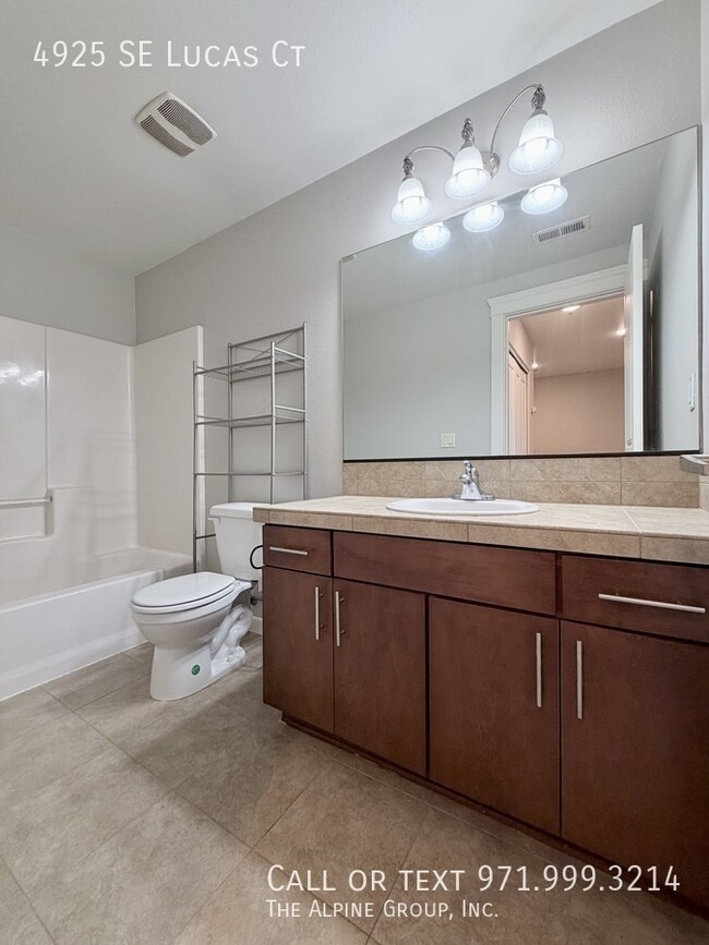 Building Photo - 4925 SE Lucas Ct