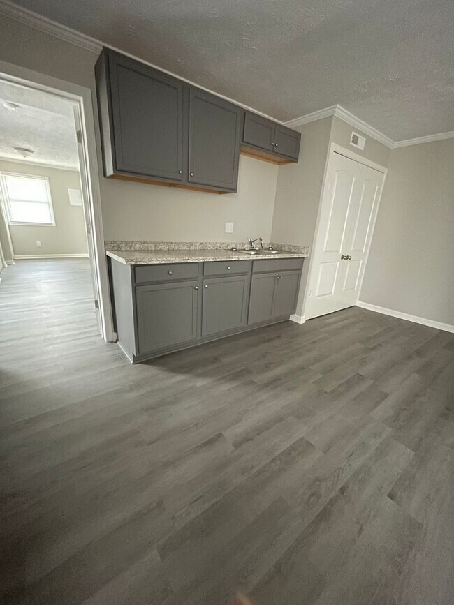 Building Photo - Oversized Newly Renovated One Bedroom Available