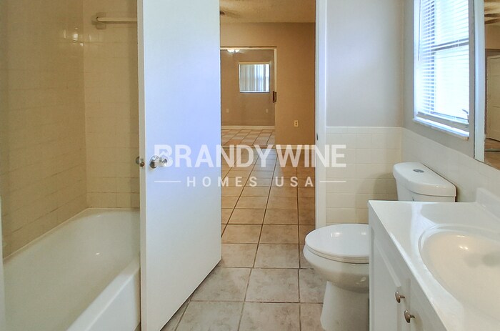 Building Photo - 9923 Woodridge Ct