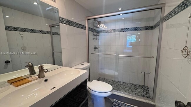 Building Photo - 903 NE 27th Ave