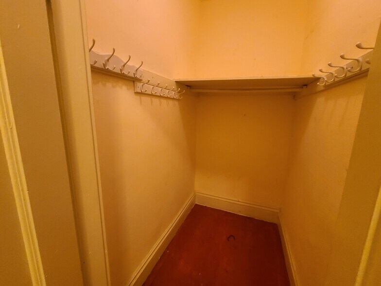 Building Photo - 40 Queensberry St