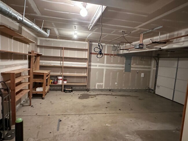 Building Photo - Spacious 3 Bedroom + 1 Bonus Room, 2 Bath House!