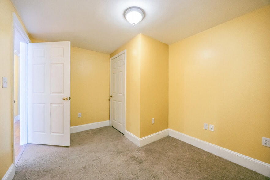 Building Photo - 426 Mount Hope St