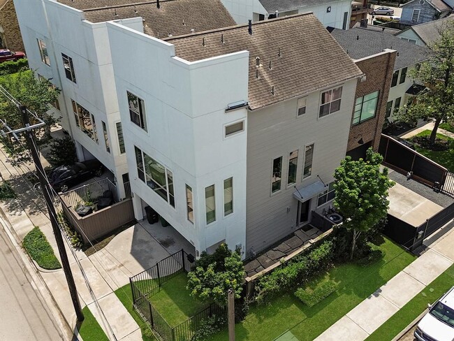 Building Photo - 1702 Southmore Blvd