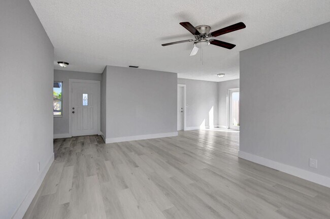 Building Photo - 9632 Saddlebrook Dr