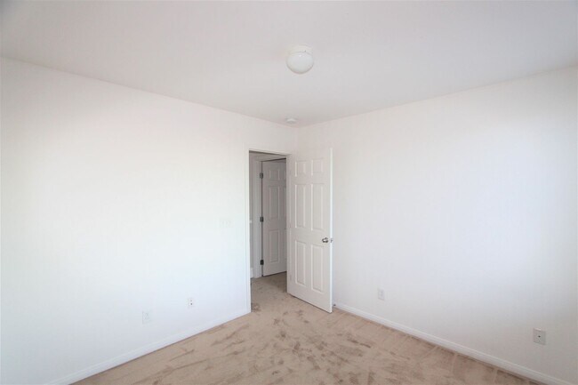 Building Photo - Well maintained home with open floorplan i...