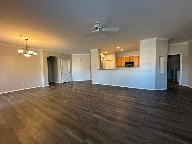 Building Photo - 955 E Knox Rd