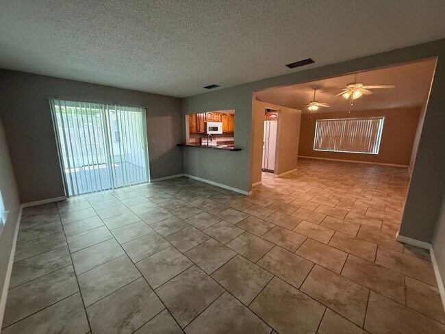 Building Photo - Spacious 2 Bedroom, 2 Bath, 2 car garage Home For Rent in New Port Richey!