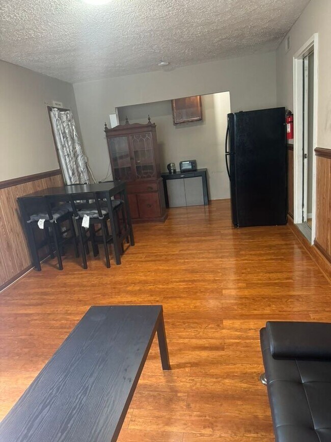 Building Photo - Beautiful 5 BR/3 BA Single-Family Home wit...