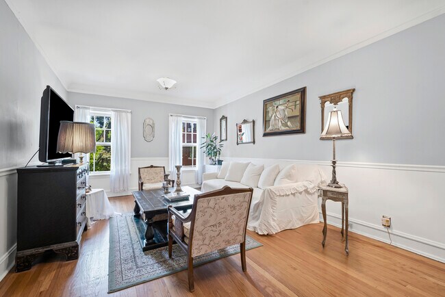 Building Photo - 906 Oakton St