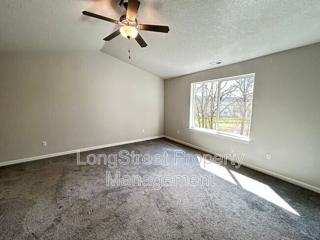 Building Photo - 7237 SE Berg Dr