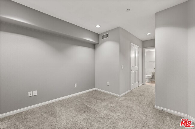 Building Photo - 8620 Belford Ave