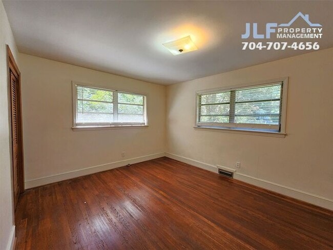 Building Photo - Sprawling 3 Bedroom/ 2.5 Bathroom Ranch in Charlotte!