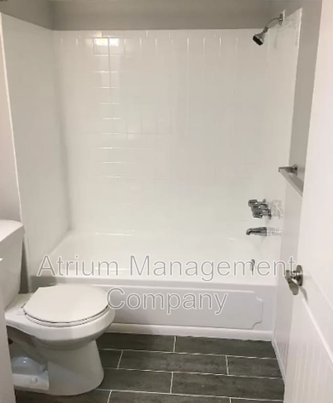 Building Photo - 2399 Eastwood Dr