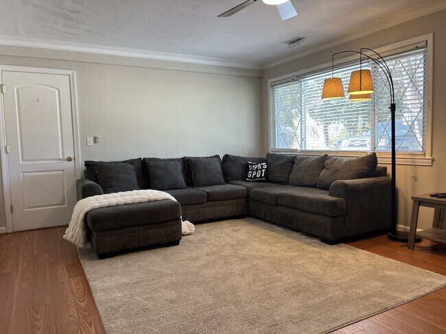 Building Photo - 2233 Paris St