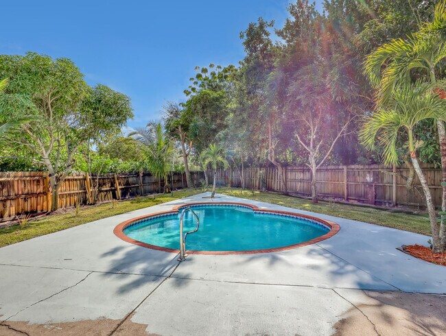 Building Photo - 1950 Wisteria St