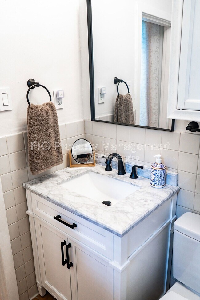 Building Photo - 3622 Hillvale Cir