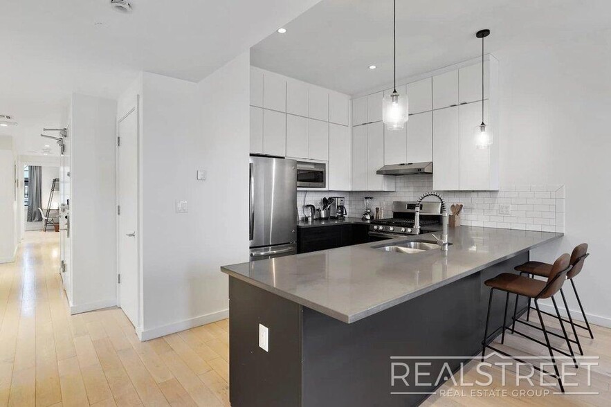 Building Photo - Spacious 5BR / 3BA with Private Roof Access in Bushwick