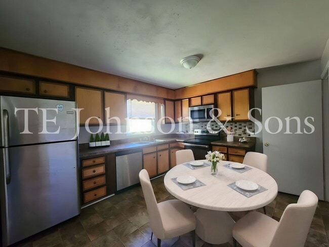 Building Photo - 3 Bed Home Situated near Hwy. 311 & Local Golf Course