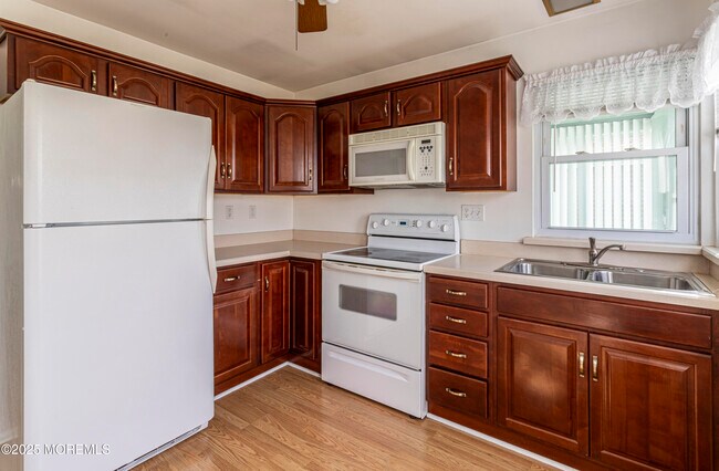 Building Photo - 73 Buckingham Dr N