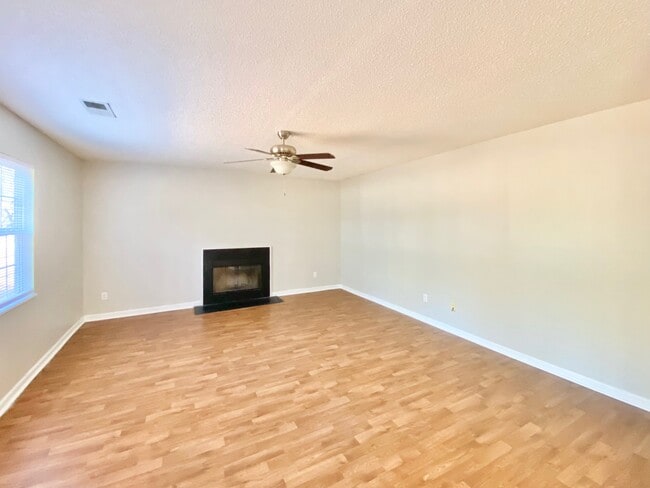 Building Photo - 425 Ridgehill Dr