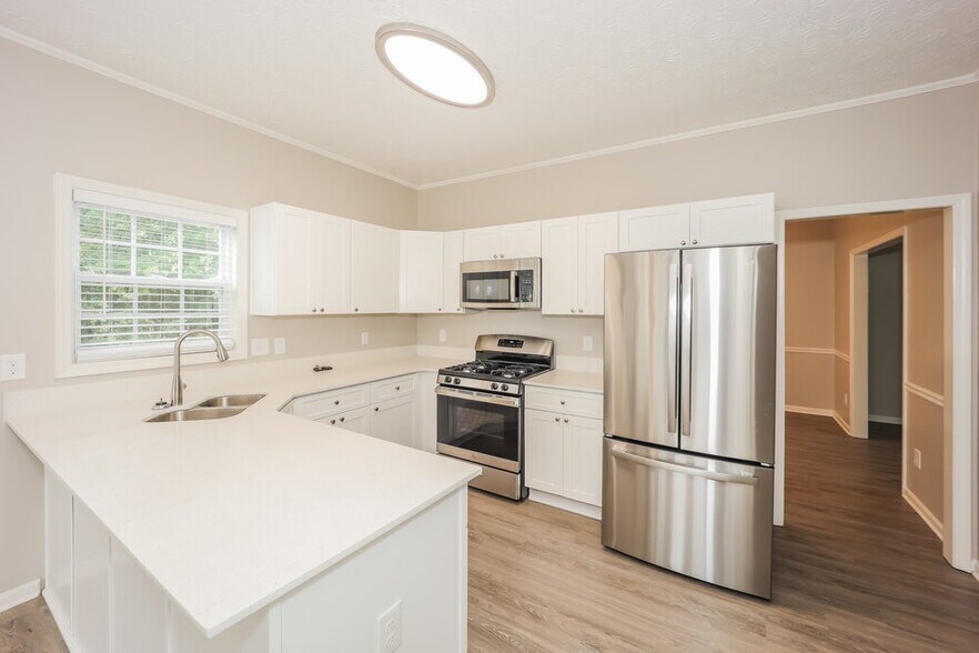 Building Photo - 220 Rock Hill Dr