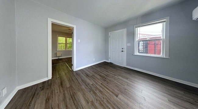 Building Photo - 711 18th Ave S