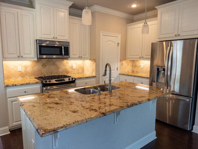 Building Photo - 2167 Shadowbrook Dr