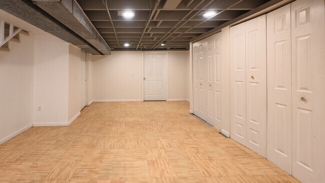 Building Photo - 912 Crain St