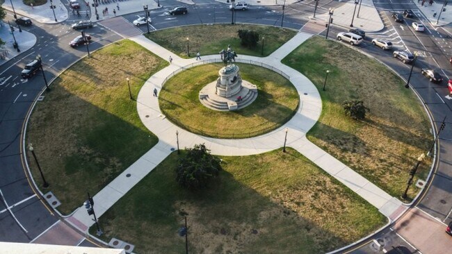 Building Photo - Unique Studio in Foggy Bottom with Solarium Near GW University and Hospital. An Exceptional Find!